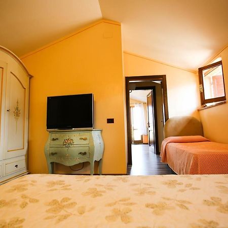 Hotel Benedetti Кампелло-суль-Клітунно Екстер'єр фото